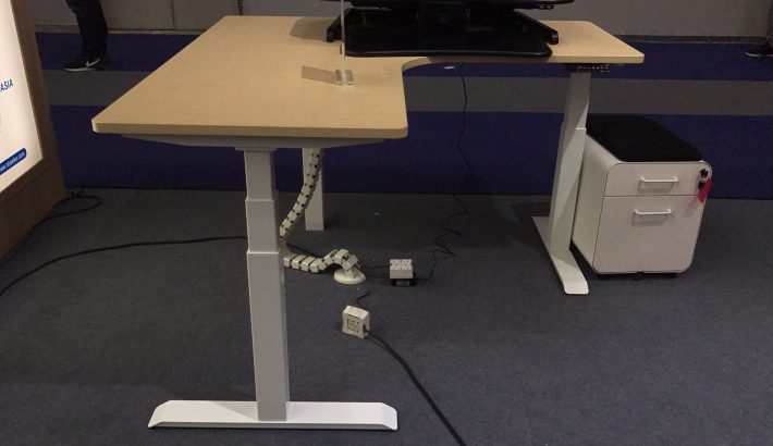 Tripe-Sit-To-Stand-Desk-Scene Tripe-Sit-To-Stand-Desk-Scene