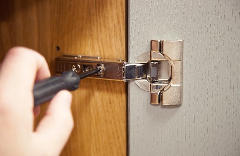 how to take cabinet doors off hinges