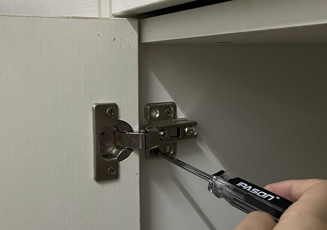 how to take cabinet doors off hinges