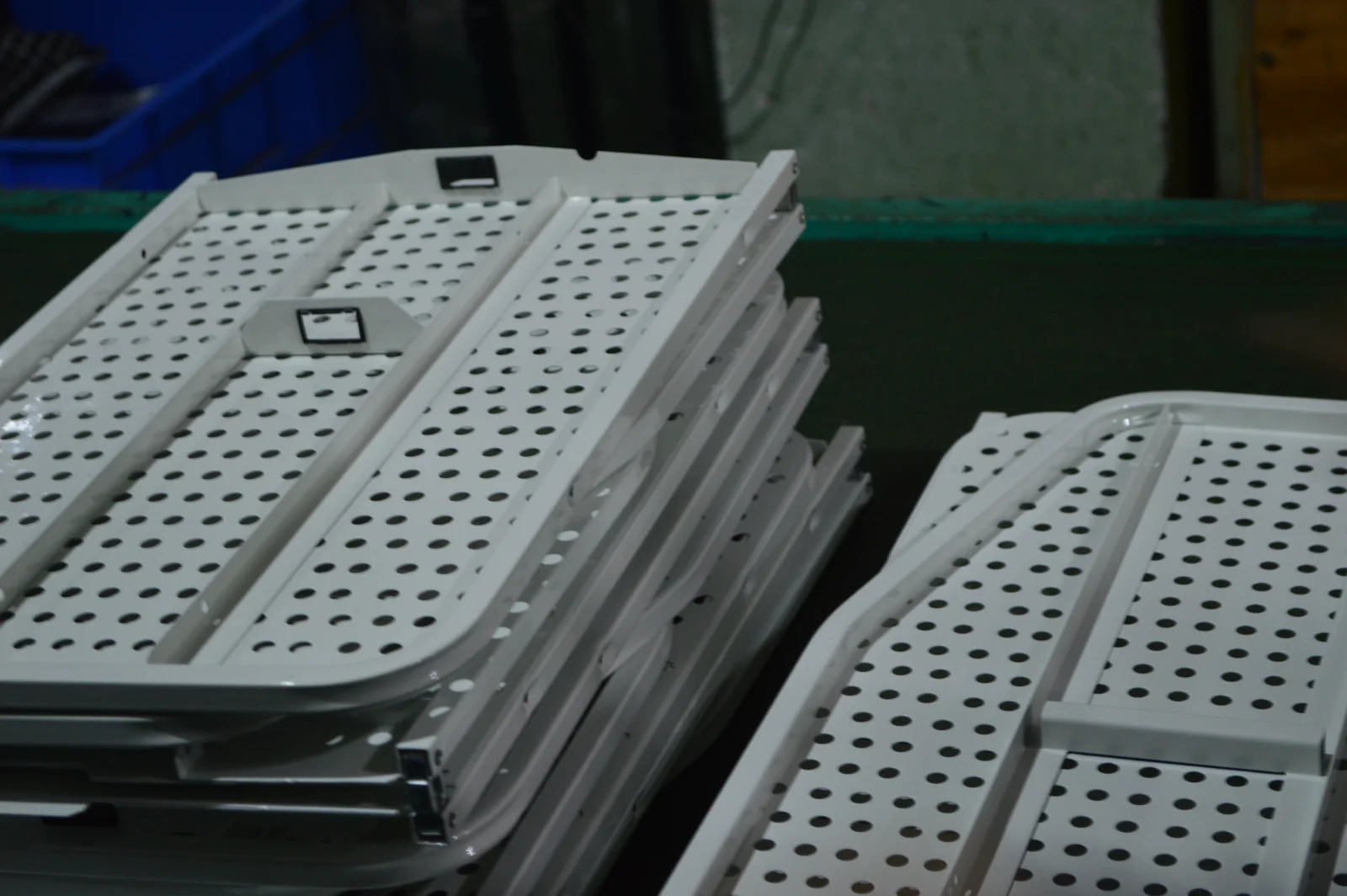 Paneles blancos para tablas de planchar con perforaciones y perfiles de refuerzo en la cara inferior